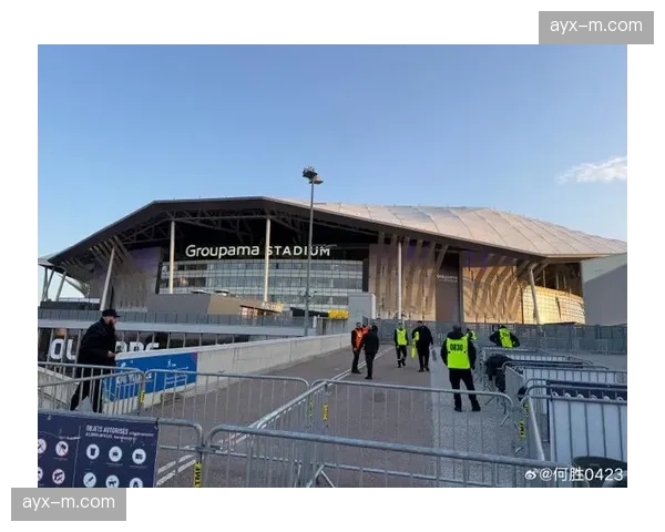 里昂新主场“灯光球场”宣布完成最后阶段翻新,将于下赛季启用 里昂新主场“灯光球场”宣布完成最后阶段翻新,将于下赛季启用